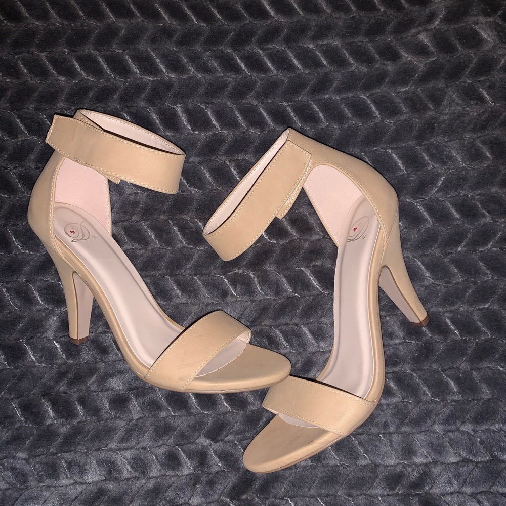 Nude Heel with adjustable strap